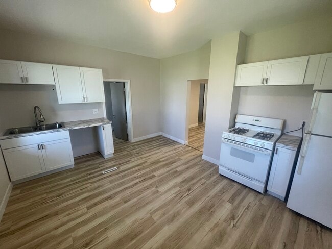 Kitchen view 2 - 1001 S 4th Ave