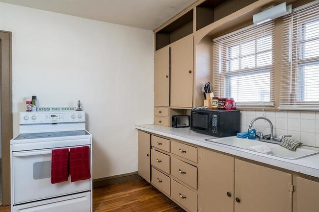 Building Photo - 2 Bedroom Lower Great Location