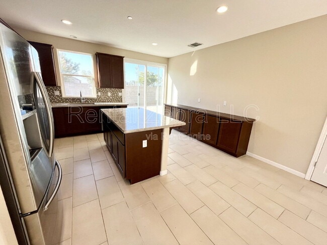 Foto del edificio - 482 Glendon Pl