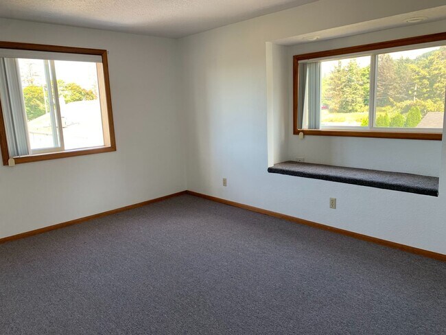 Building Photo - Seaside Gem