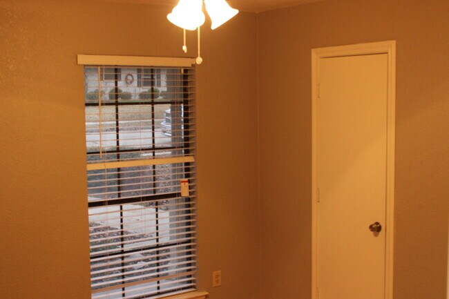 Building Photo - Maximum comfort and convenience