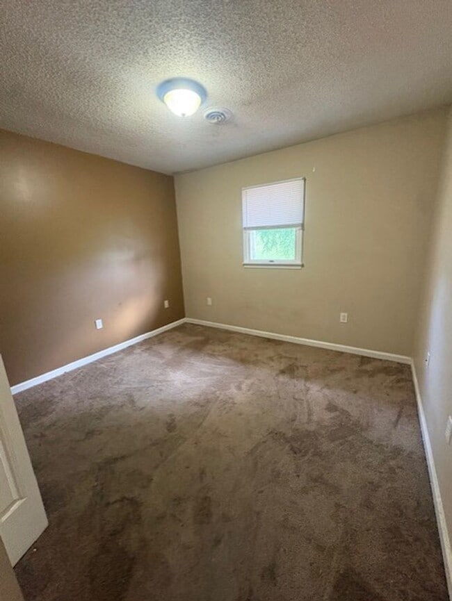 Building Photo - 25137 York Dr