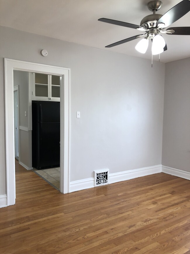 Middle room - 3969 Wilmington Ave