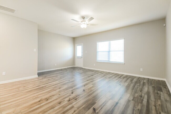 Foto del edificio - 220 Marsh Ln