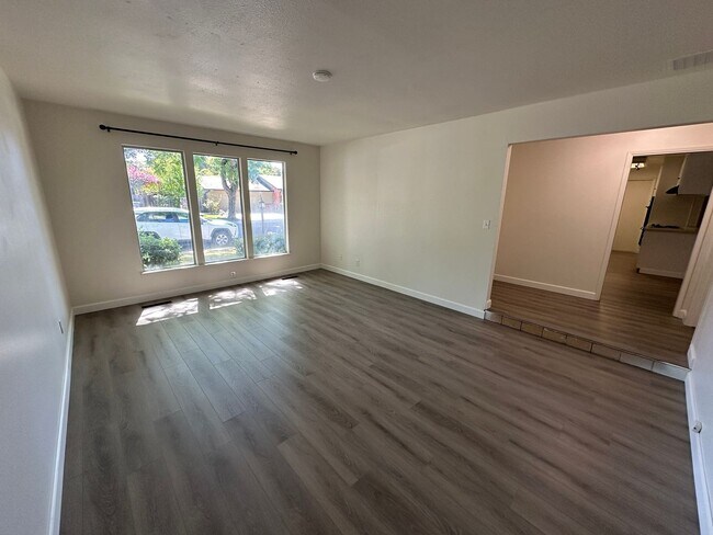 Building Photo - 1321 Palomar Way