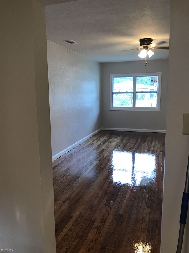 Building Photo - 2 br, 1 bath Duplex - 702 Covington Avenue