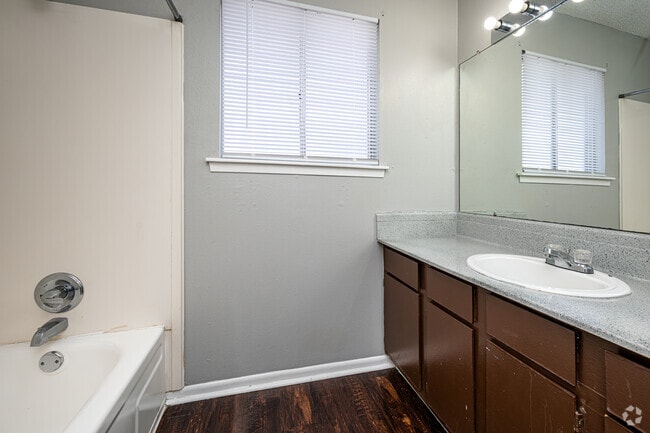 1BR, 1BA Townhouse - 887SF - Bathroom - Veridian Apartment Homes