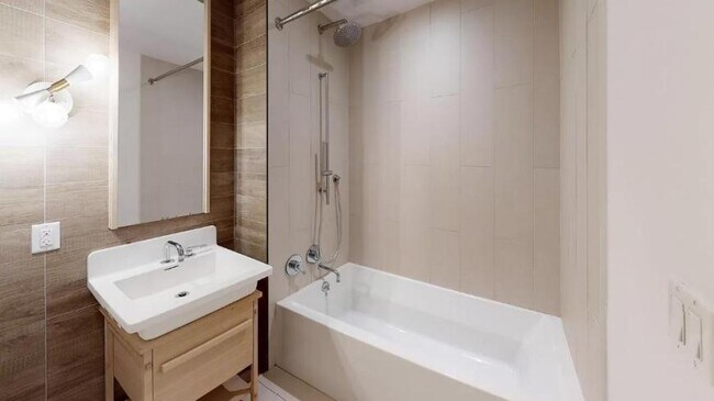 Foto del edificio - 3 bedroom in Brooklyn NY 11221
