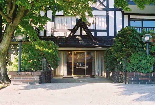 Photo du bâtiment - 140 17th St E