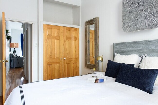 Foto del edificio - 26-2B  Gramercy Large 1BR WD in unit court...