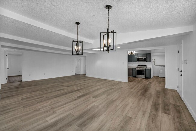 Foto del edificio - Fully Renovated Home with Plenty of Outdoor Storage