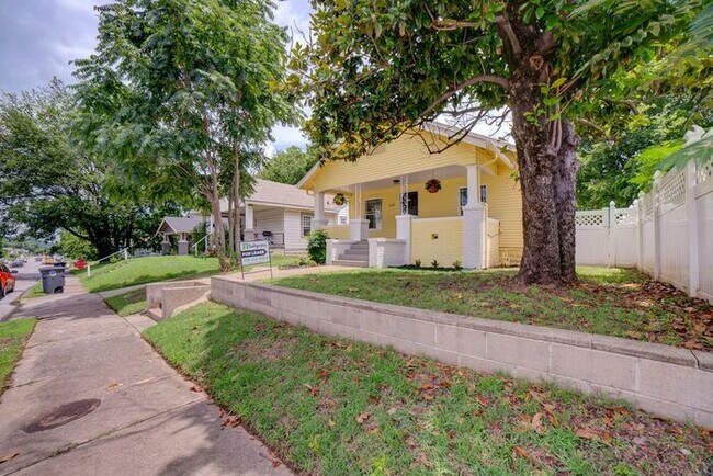 Foto del edificio - 2/1 Bright and Cheery Home Right Off Downtown!