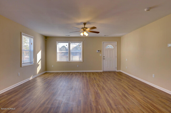 Building Photo - 2251 Onslow Dr