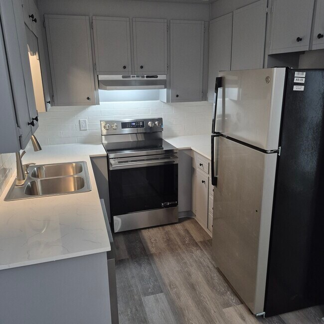 Building Photo - 195 Springdale Ct