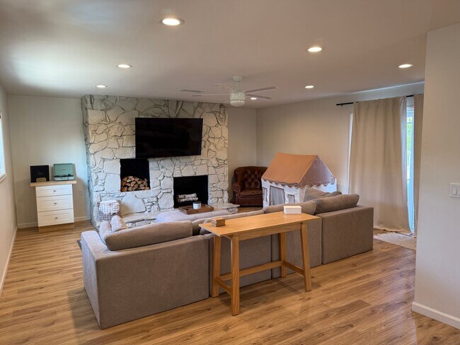 Foto del edificio - Garden Grove - Upgraded 3 Bedroom 2 Bath H...