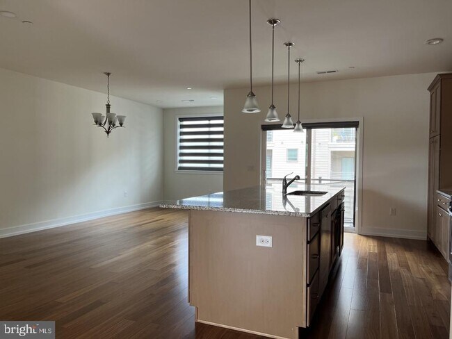 Building Photo - 916 Lakeview Ct