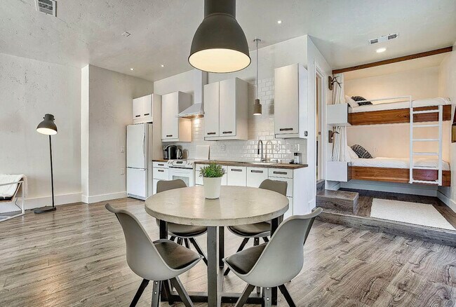 Foto del edificio - 466 Woodcliff Dr