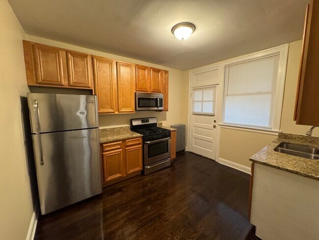 Foto del edificio - 2510 N LeClaire Ave