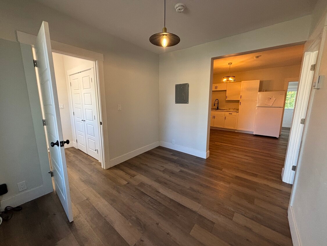 Primary Photo - 2 Bedroom 1 Bath Apartement