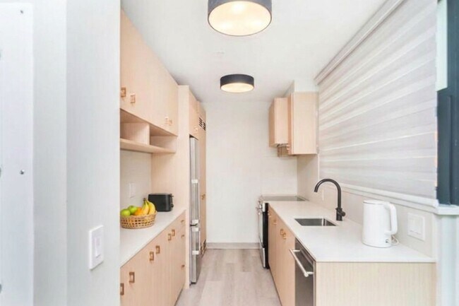 Photo du bâtiment - Kirya Apartments