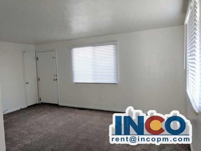 Building Photo - Awesome 2 bedroom 1 bath Duplex! Great loc...