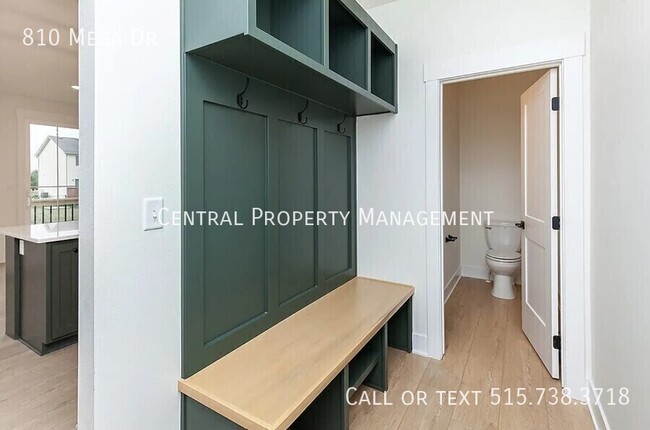 Building Photo - 810 SE Mesa Dr