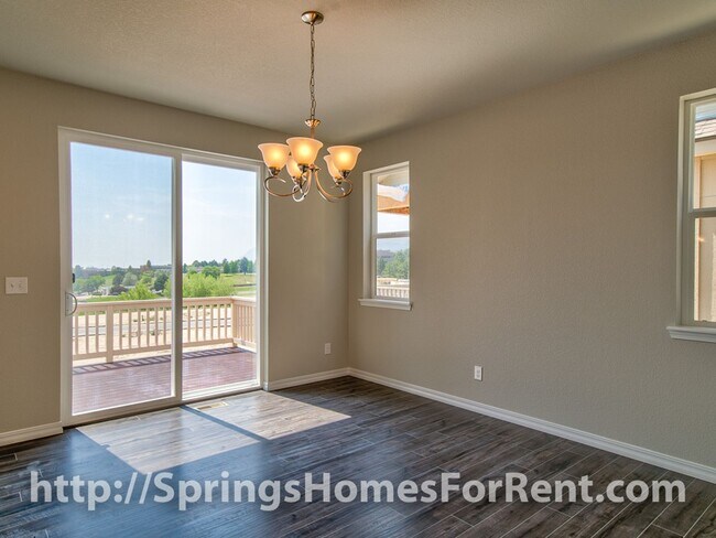 Foto del edificio - Rockrimmon Townhouse with Two Car Garage