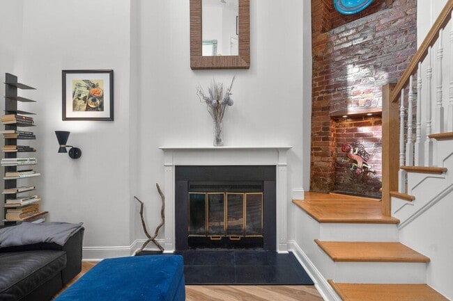 Building Photo - Two Level Two Bedroom in Hill East