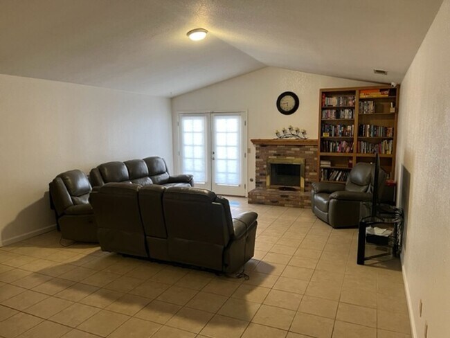 Foto del edificio - Nice 5 bedroom home with a large garage.