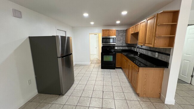 Foto del edificio - Lovely 2 Bedroom, 1 Bathroom Home in Titus...