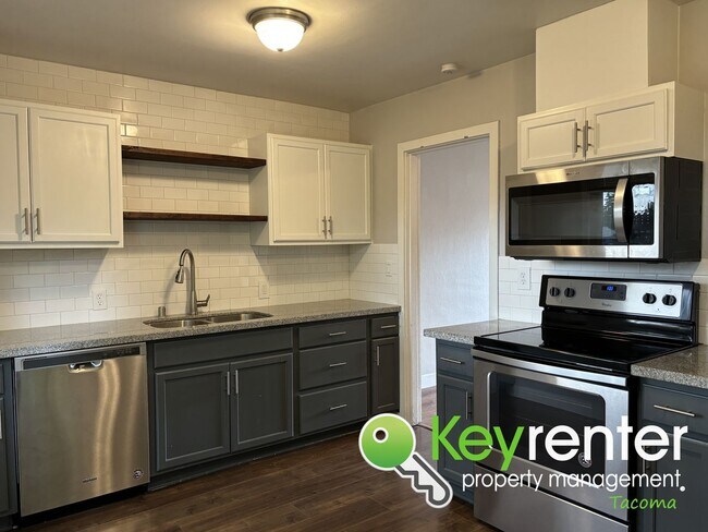 Building Photo - Charming Newly Remodeled Home + 50% Off Fi...