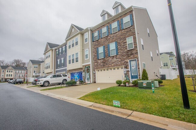 Foto del edificio - Luxurious 3 BR/2 Full BA & 2 Half BA EOG T...