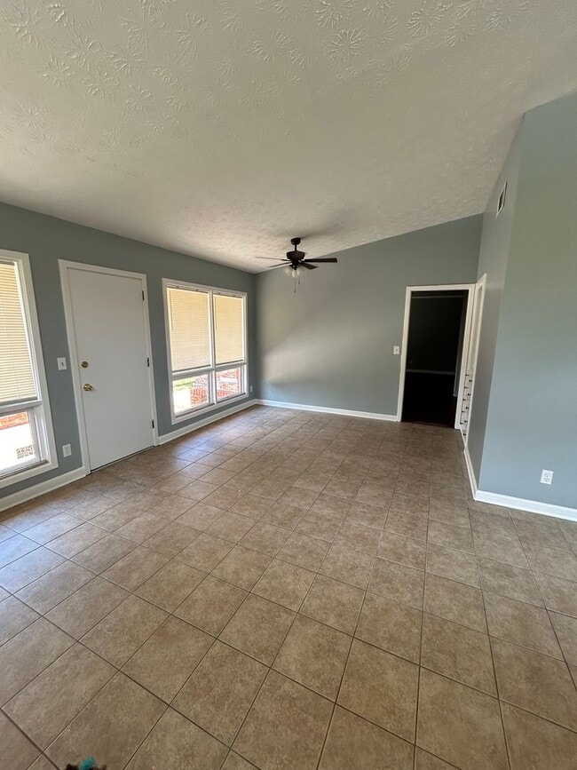 Building Photo - North Columbus and convenient to schools, shopping and I-185.