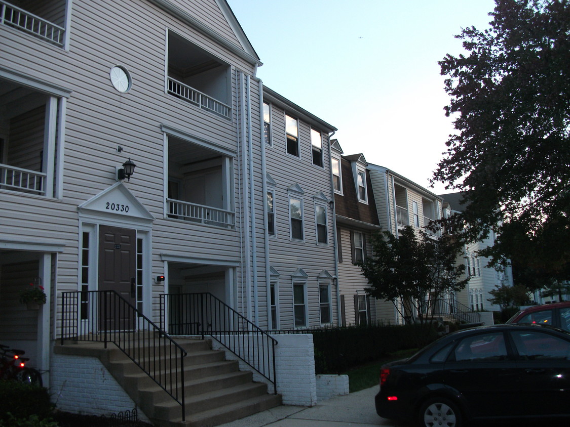 Front Entrance - 20330 Beaconfield Terrace