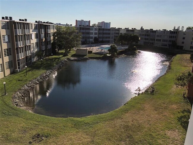 Foto del edificio - 1700 NE 191st St