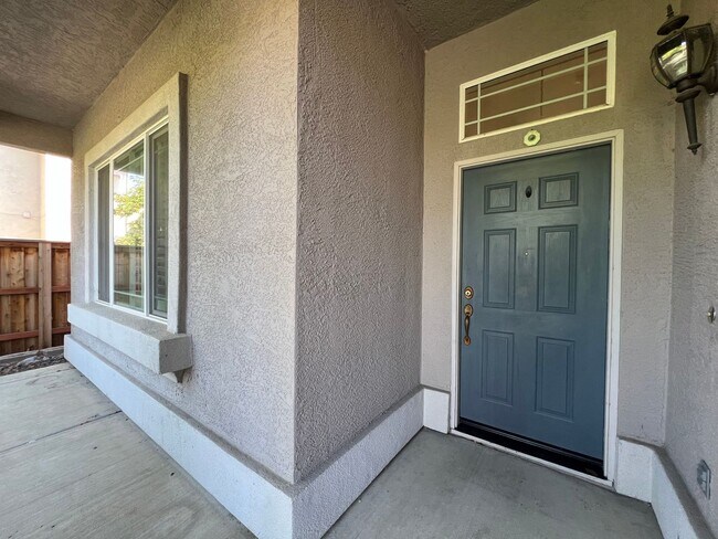 Building Photo - Spacious, Beautiful Elk Grove Home on a Cu...