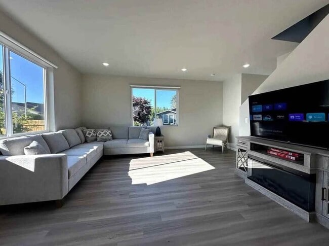 Building Photo - 109 Hill Dr