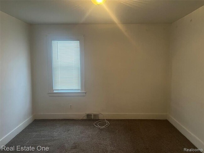 Foto del edificio - 21410 Roosevelt Ave