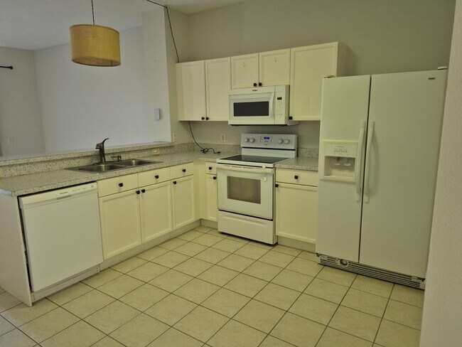 Building Photo - Large 3 bedrooms 3 Baths with a private pool