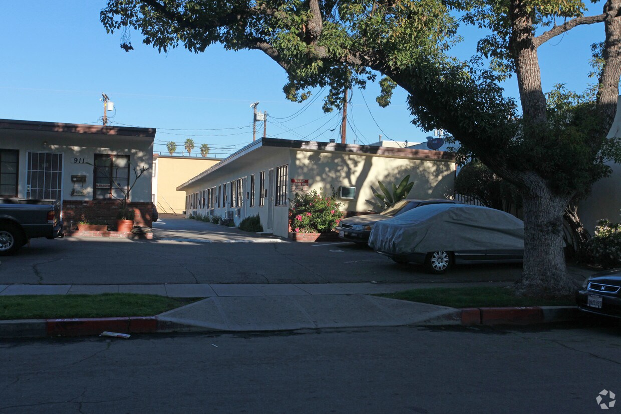 Building Photo - 911 W Angeleno Ave