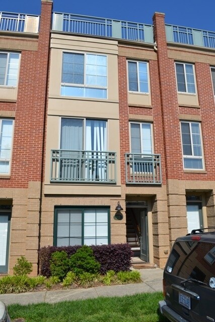 Foto principal - 1220 Twin Branches Way