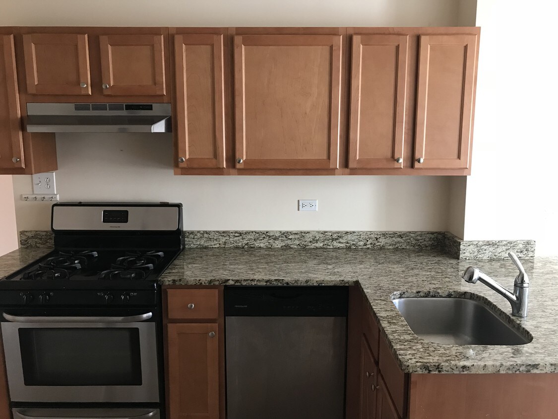 Foto principal - 3217 W Balmoral Ave