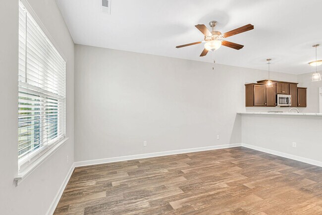 Foto del edificio - 10 Jaydn Dr W