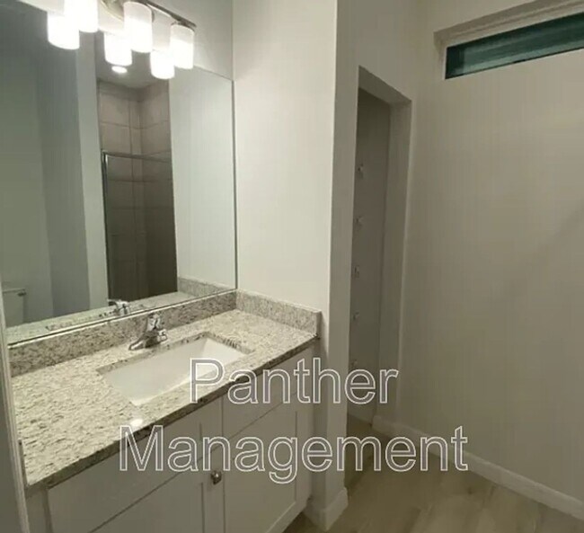 Foto del edificio - 1216 Navigator Rd