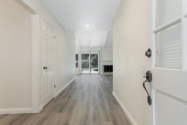 Foto del edificio - Beautiful & Large Home in Quiet Gatewood Hills - Private Backyard - 2-Car Garage