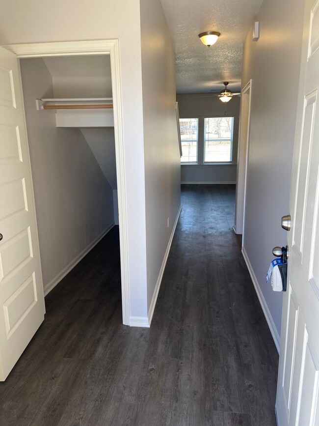 Building Photo - Now Preleasing! Comfortable Three Bedroom | Two and a Half Bath Home in Oak Woods