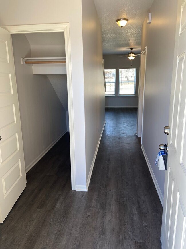 Foto del edificio - Now Preleasing! Comfortable Three Bedroom | Two and a Half Bath Home in Oak Woods