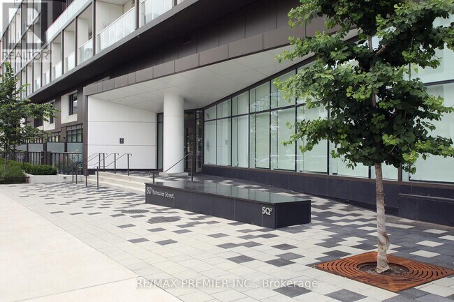Building Photo - 80 Vanauley St