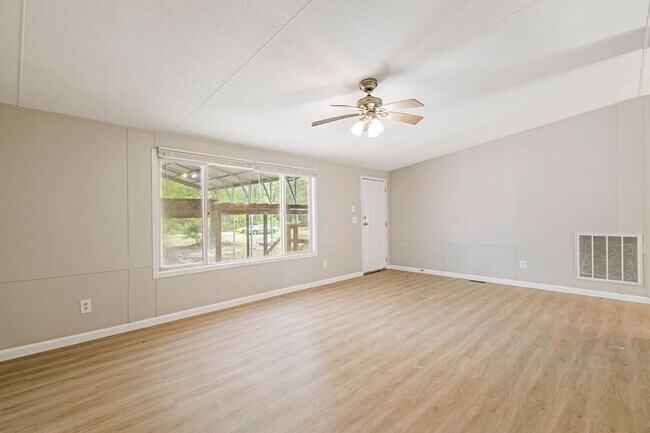 Building Photo - Updated 3 bedroom 2 bath home with Commercial building