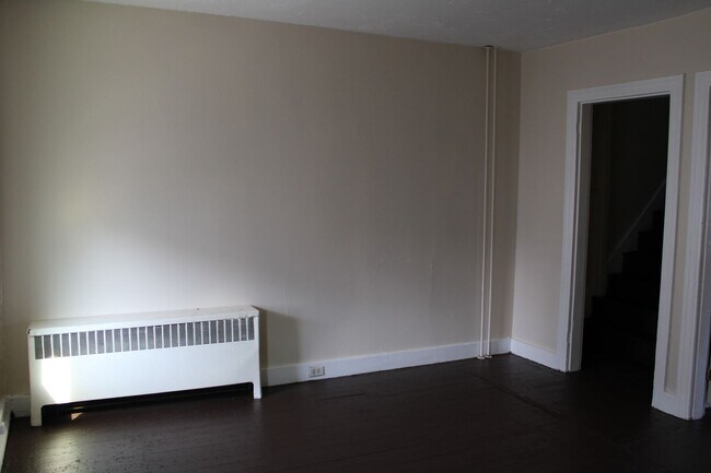 Foto del edificio - 2-Bedroom Second-Floor Apartment